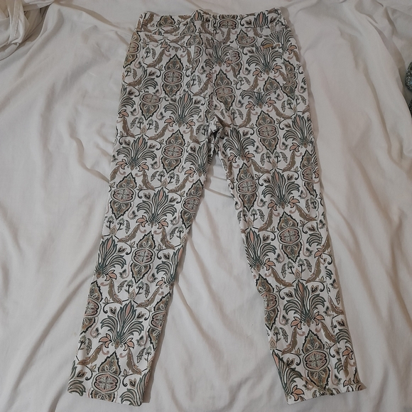 ● CHICO'S | So Slimming Girlfriend Silm Leg Ankle Jean - Picture 5 of 16